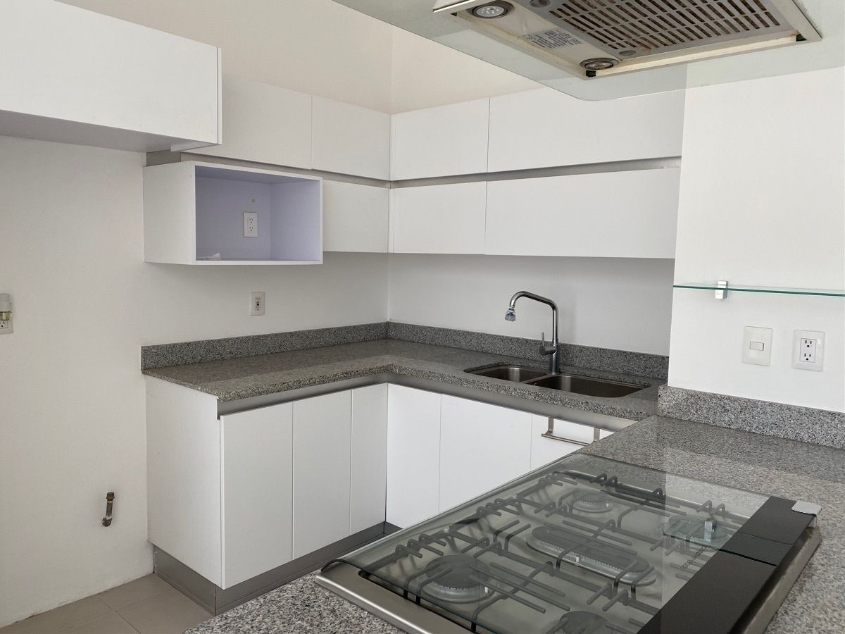 14 of 50: cocina integral con horno, estufa, campana