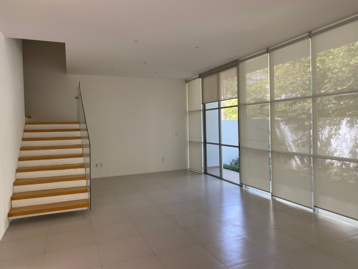 2 of 50: sala y comedor amplia con vista al jardín