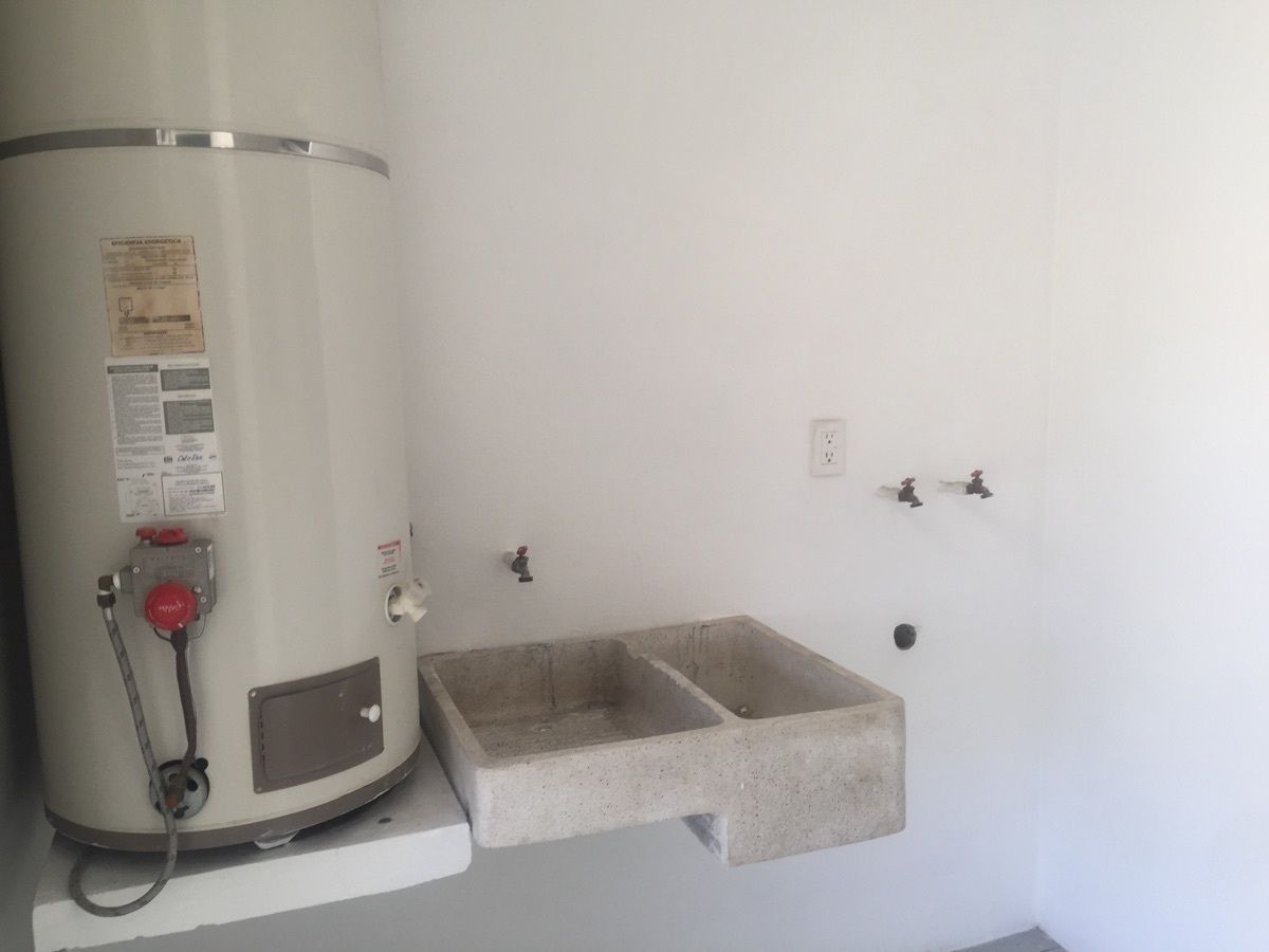 16 of 50: cuarto de lavado techado con boiler y lavadero