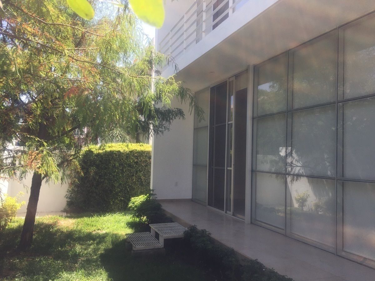 8 de 48: jardín con escaleras desde sala comedor