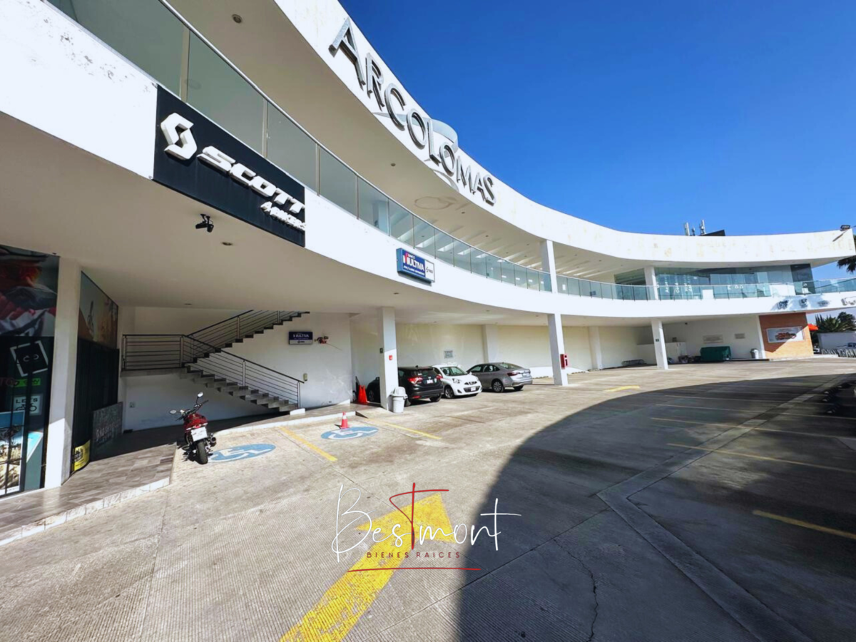 2 de 18: Fachada Plaza