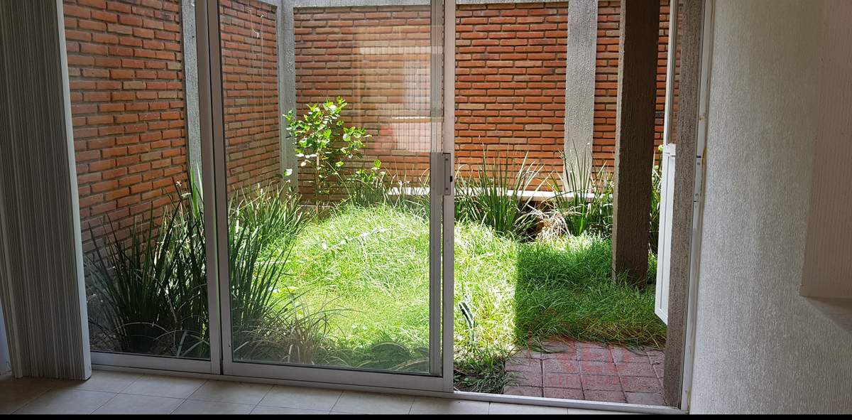 5 de 16: Vista desde sala al jardín