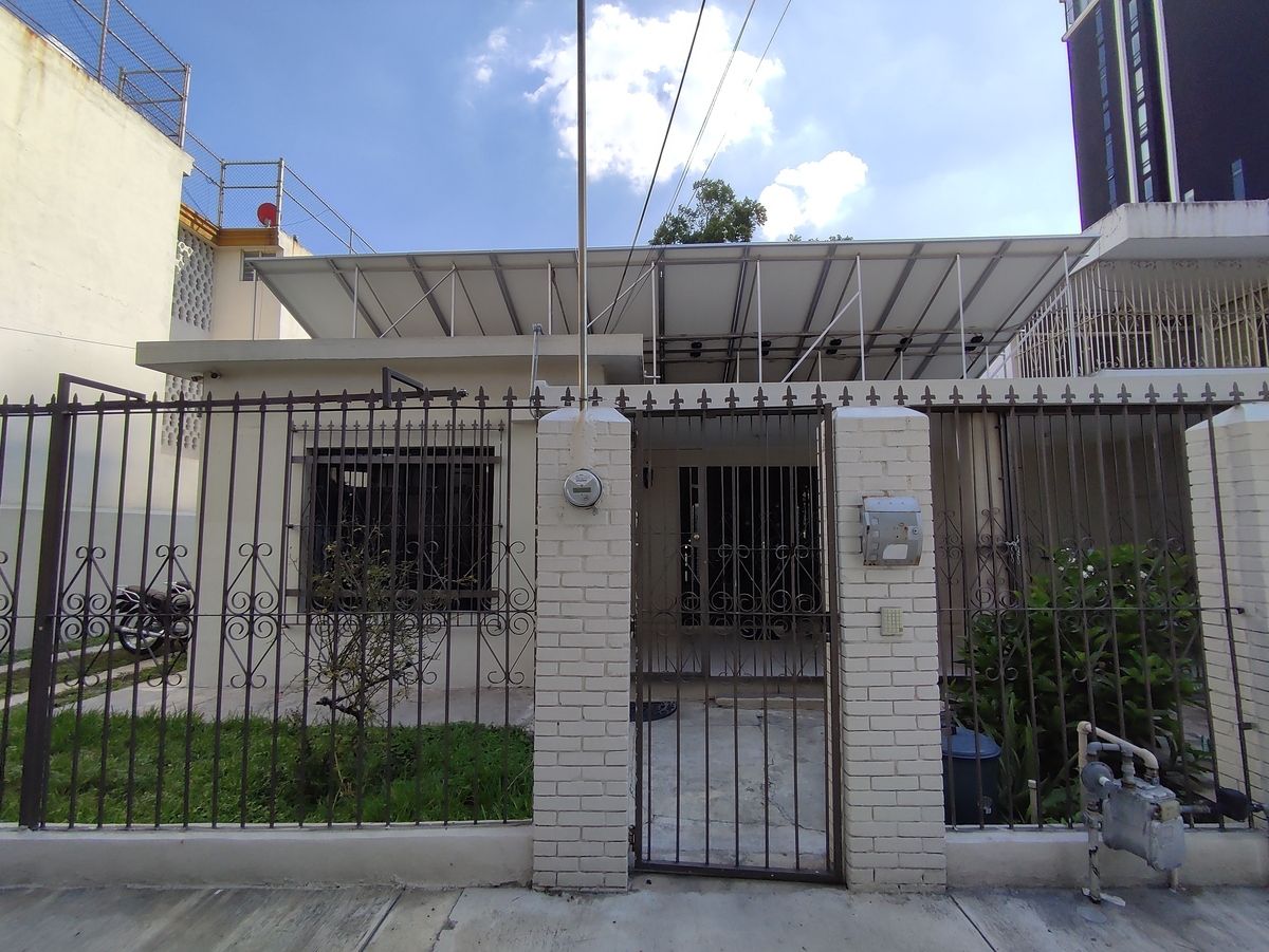 CASA EN VENTA MITRAS CENTRO CON TERRENO