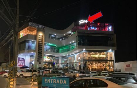 3 de 5: Fachada Local Feelings