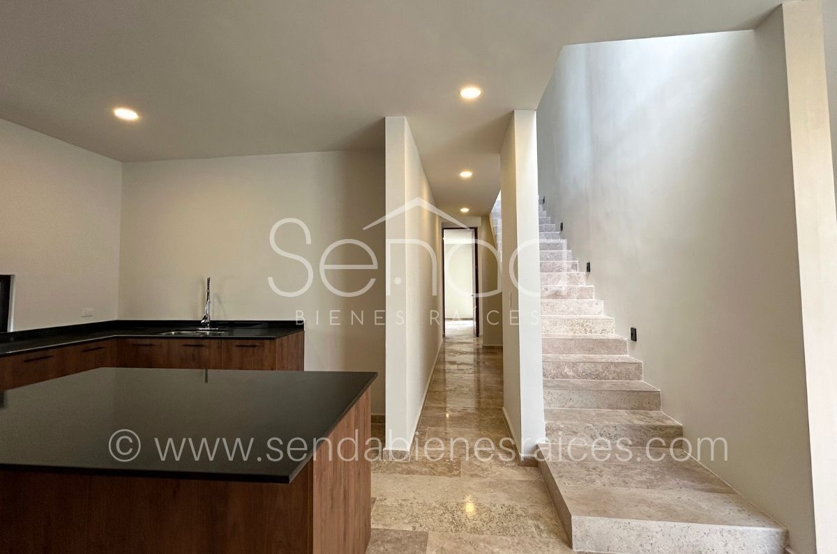 6 de 30: Cocina-Escaleras