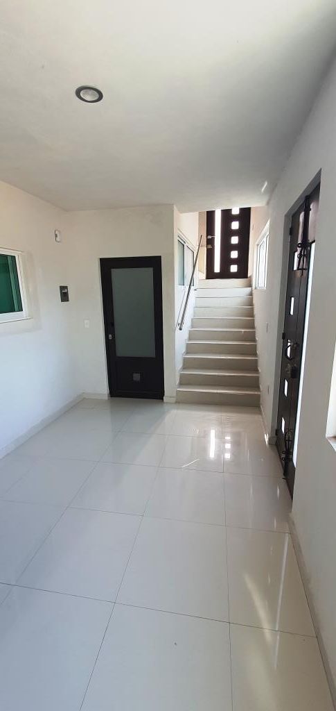 2 de 8: ACCESO DE LA CALLE Y CUARTO DE SERVICIO