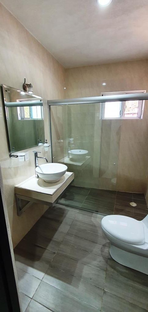 4 de 8: BAÑO COMPLETO ÁREA SOCIAL, ACABADOS DE LUJO