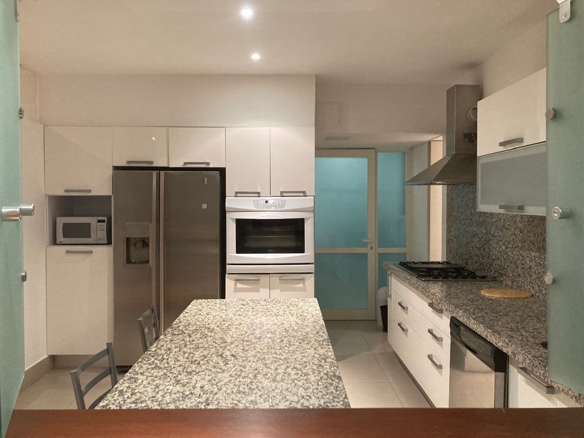 4 de 28: COCINA EQUIPADA