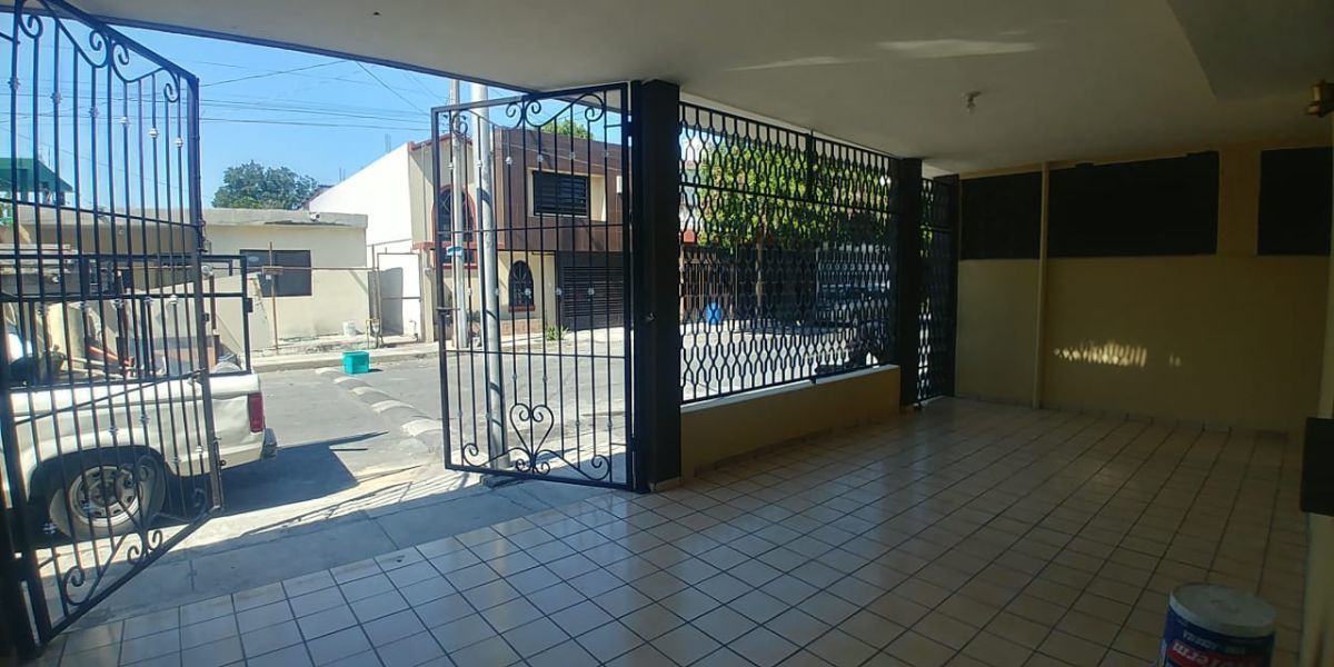 5 de 30: Porche muy amplio con reja al frente