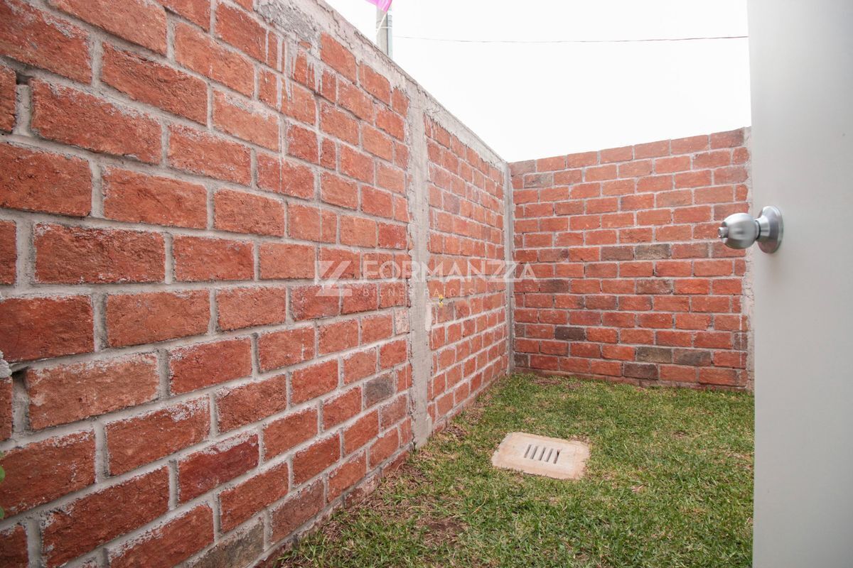 5 de 13: Patio frontal. 