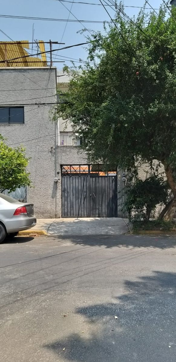 Casa en tres niveles para remodelar