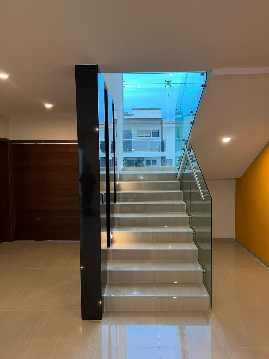 11 de 22: Escalera y ventanal grande 