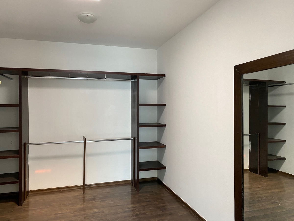 27 de 44: closet de recámara principal