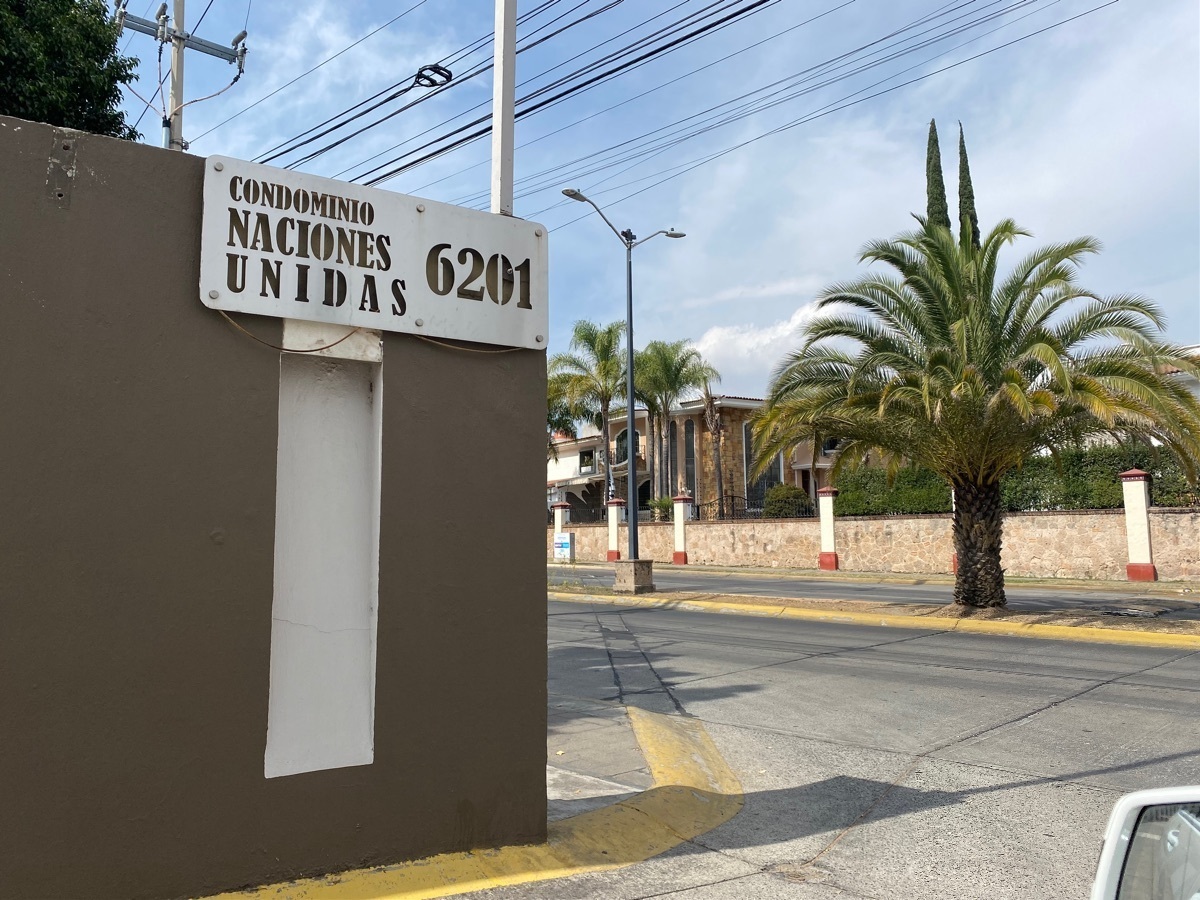 44 de 44: ingreso al coto Naciones Unidas con caseta de vigilante