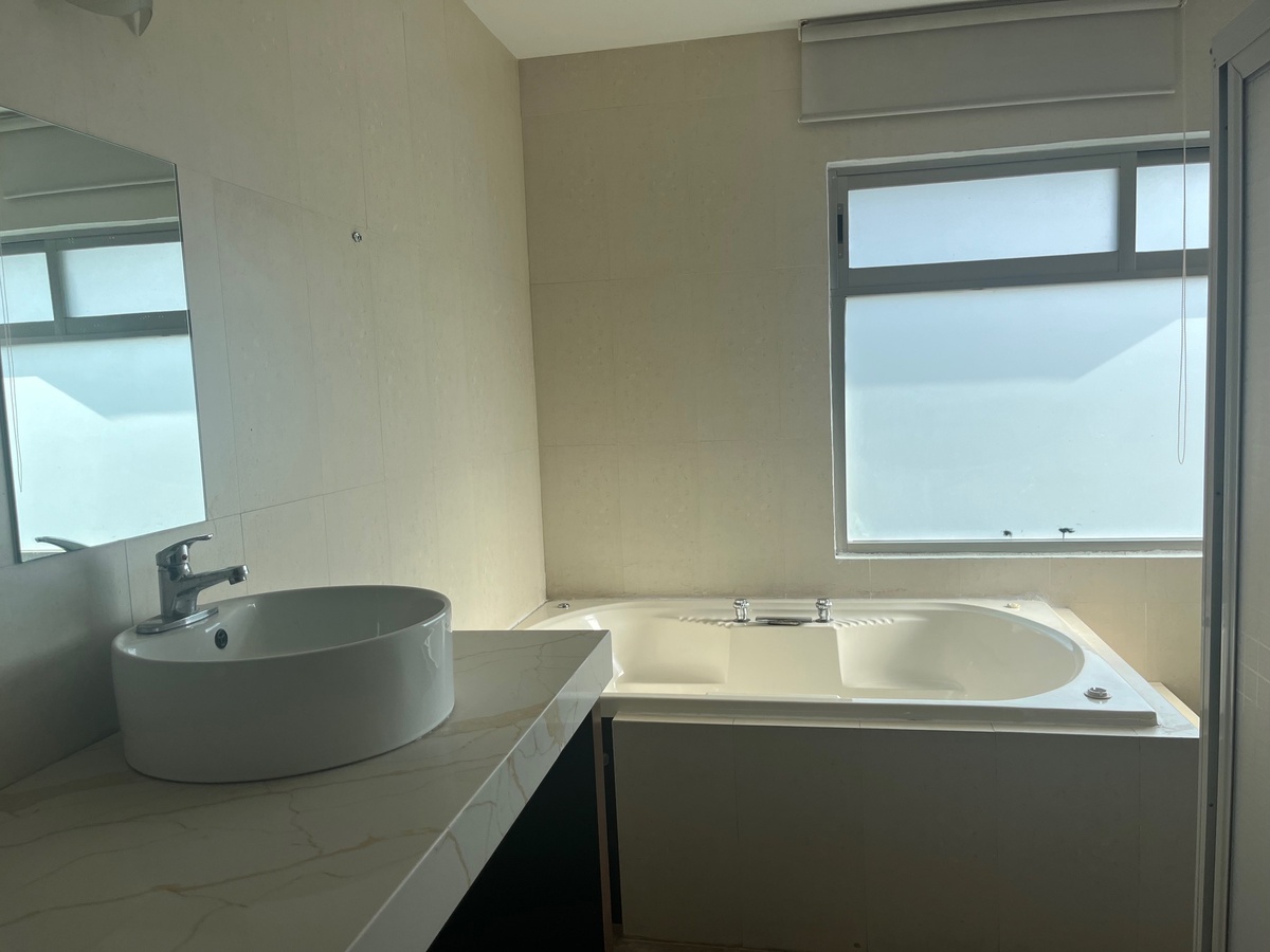 23 de 44: baño con tina recámara principal