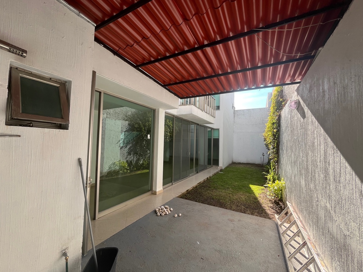 10 de 44: patio con terraza y jardín