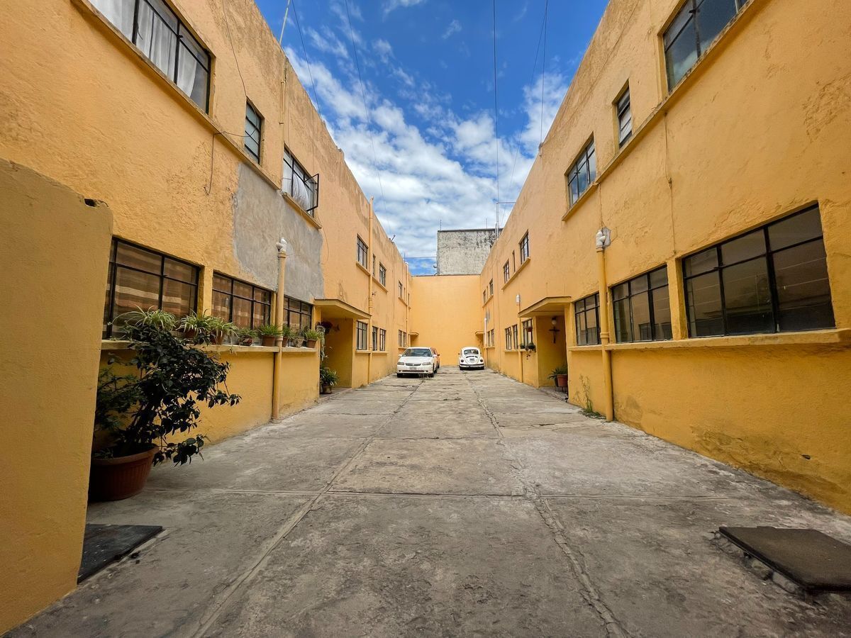 4 de 19: Patio Central , estacionamiento