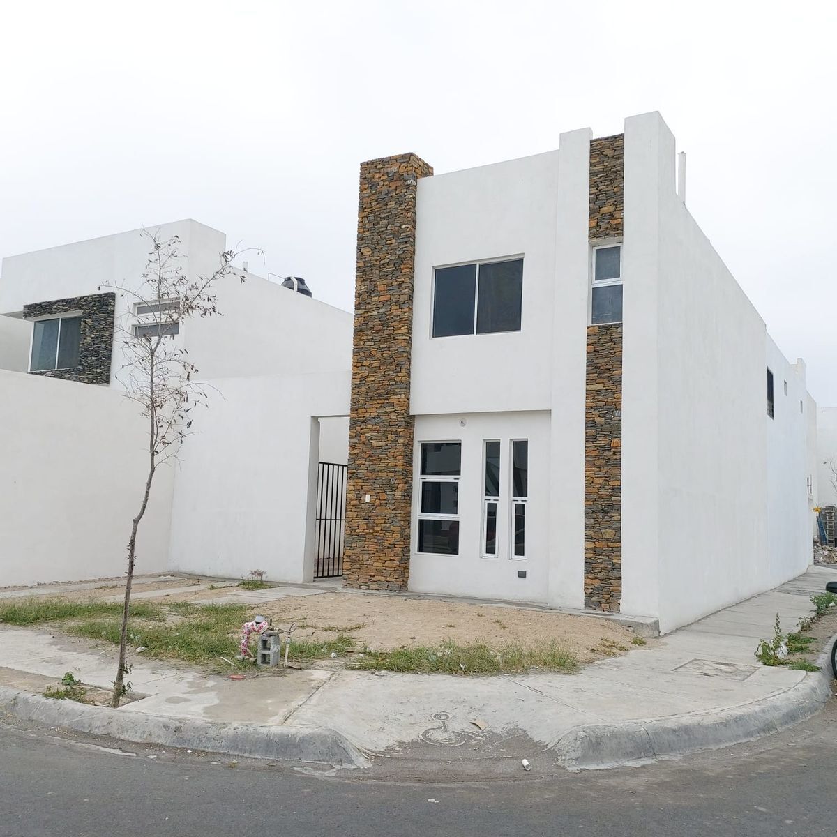 1 de 22: Fachada casa