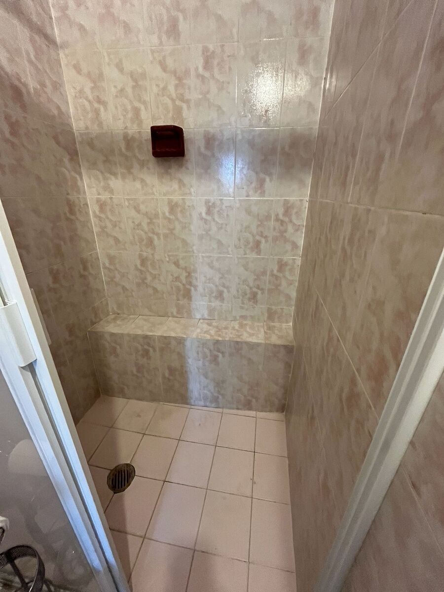 16 of 28: Shower área