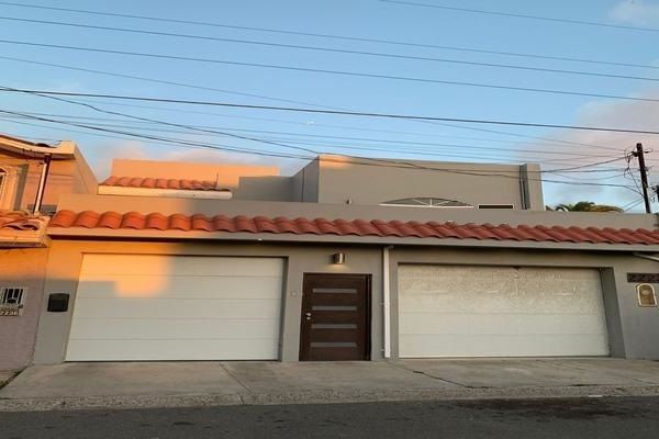 Casa de dos plantas en renta, bien ubicada (a 1 cuadra de mercado Emilia