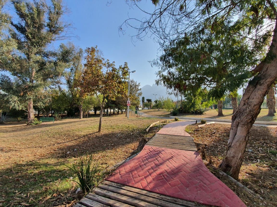 30 de 32: FRENTE A Parque privado