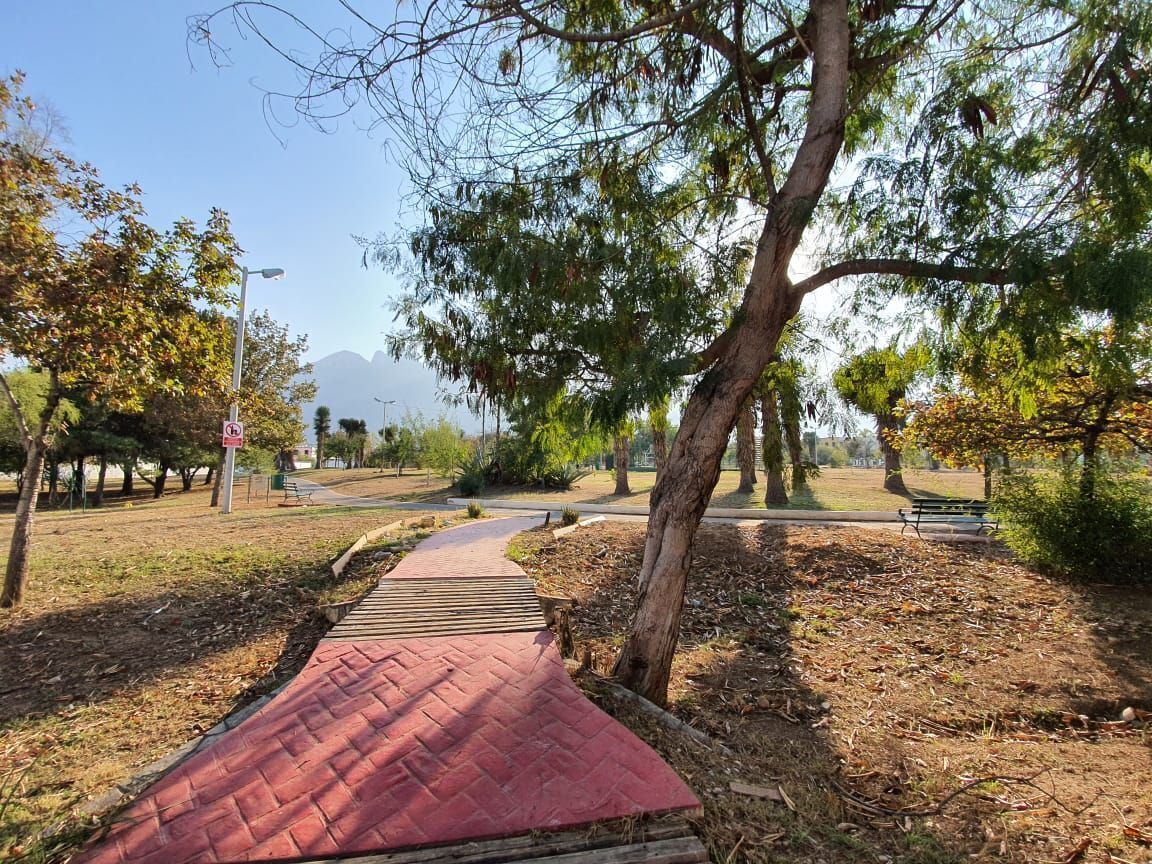29 de 32: FRENTE A Parque privado