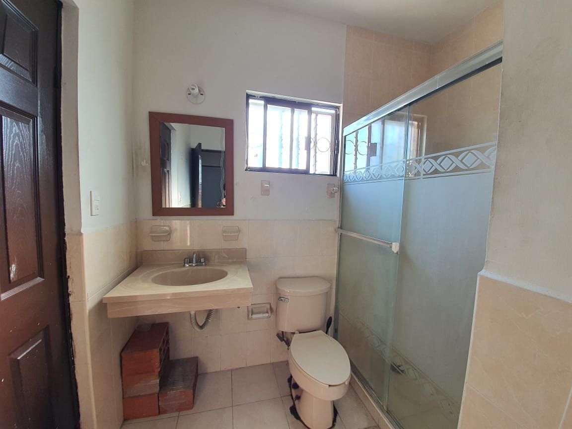 23 de 32: Baño completo #2 en planta alta
