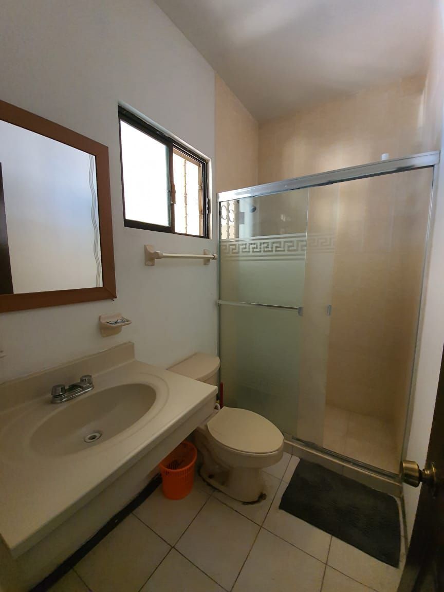 11 de 32: Baño completo #1 planta baja