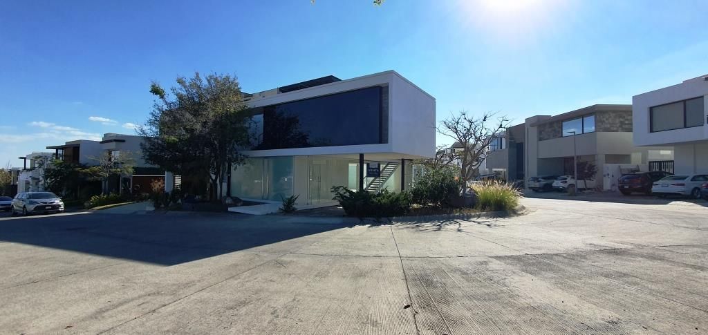 1 de 28: Residencia en esquina frente a área verde