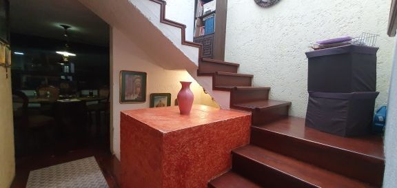 5 de 37: Vista de Comedor desde primer Nivel y acceso a 3er nivel.