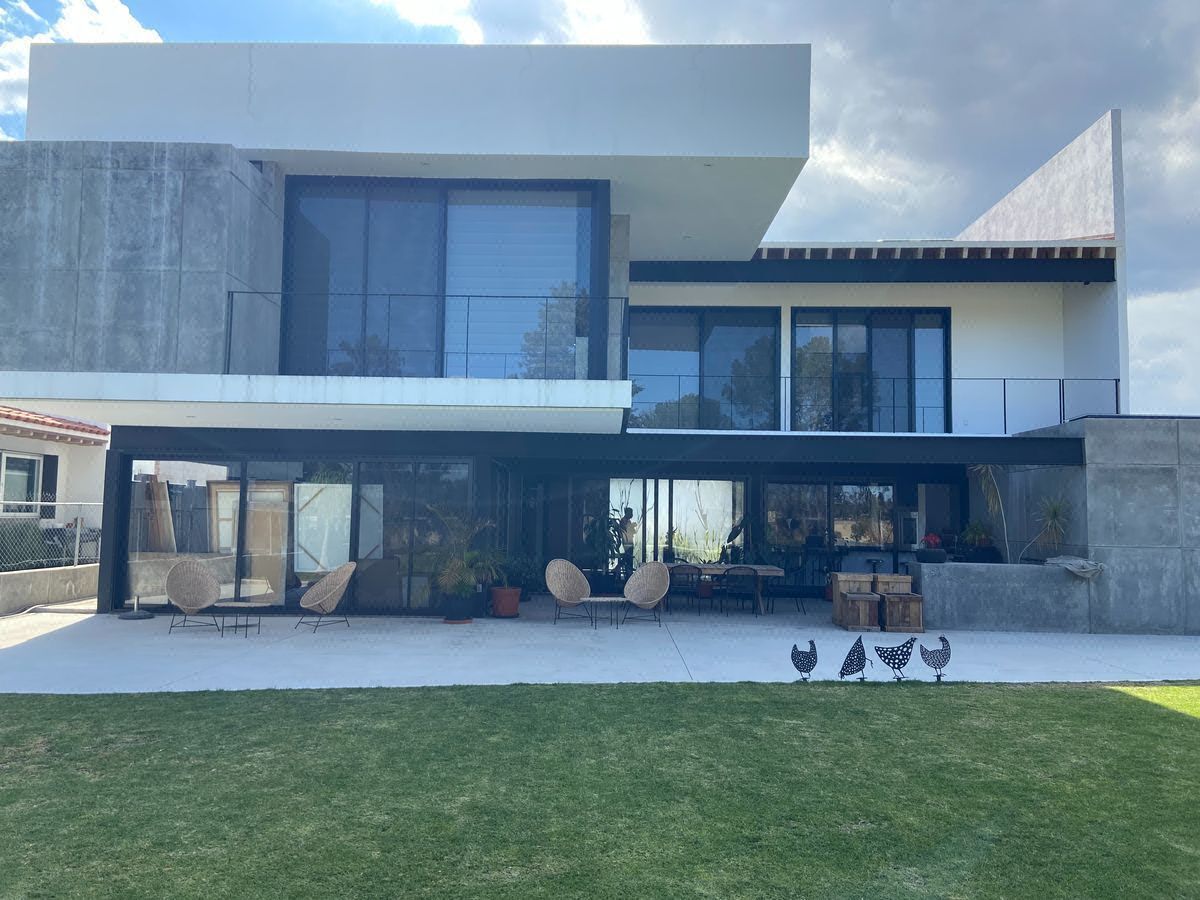 Casa en venta dentro de club de golf en San Gil, estilo moderno tipo industrial