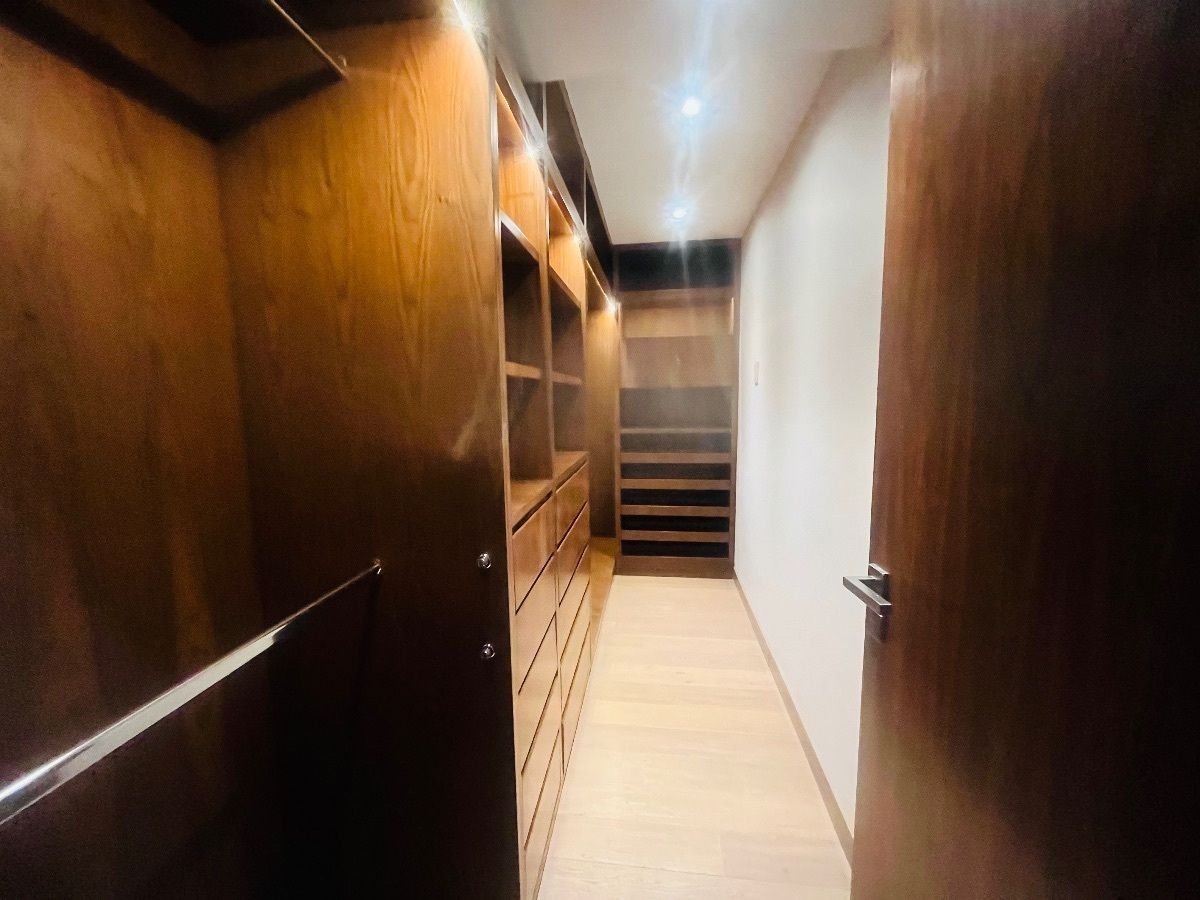 12 de 24: Vestidor de recámara principal