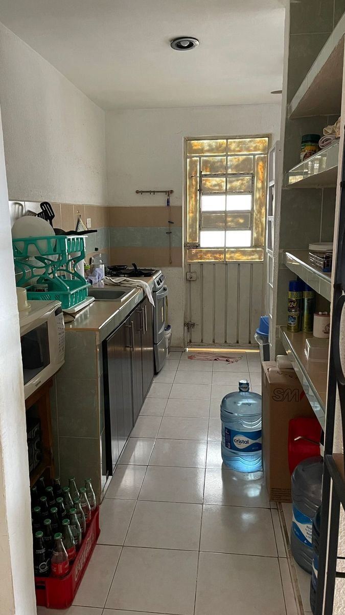 6 de 11: COCINA CON ALACENA Y PUERTAS. 