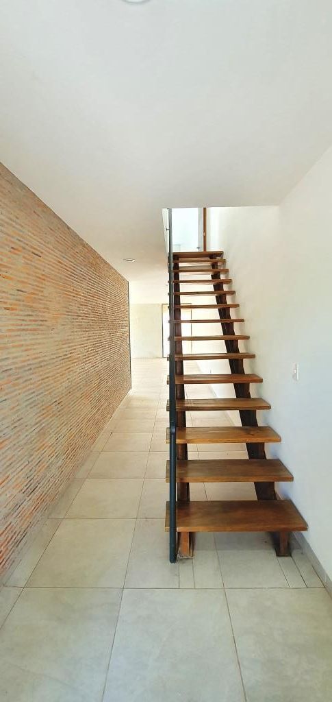 2 of 18: ACCESO A ESTANCIA Y PLANTA ALTA