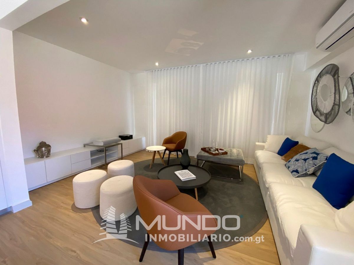 8 de 18: Sala familiar con ventanales de piso a  techo