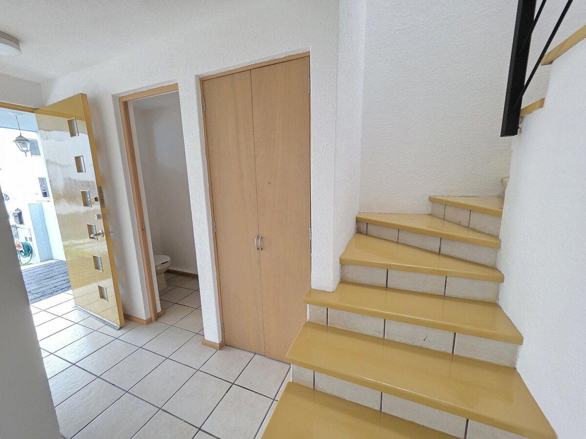 3 de 24: hall recibidor con medio baño y closet