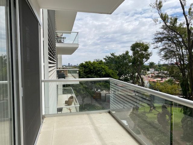 8 de 40: departamento con gran balcón vista hacia avenida Vallarta