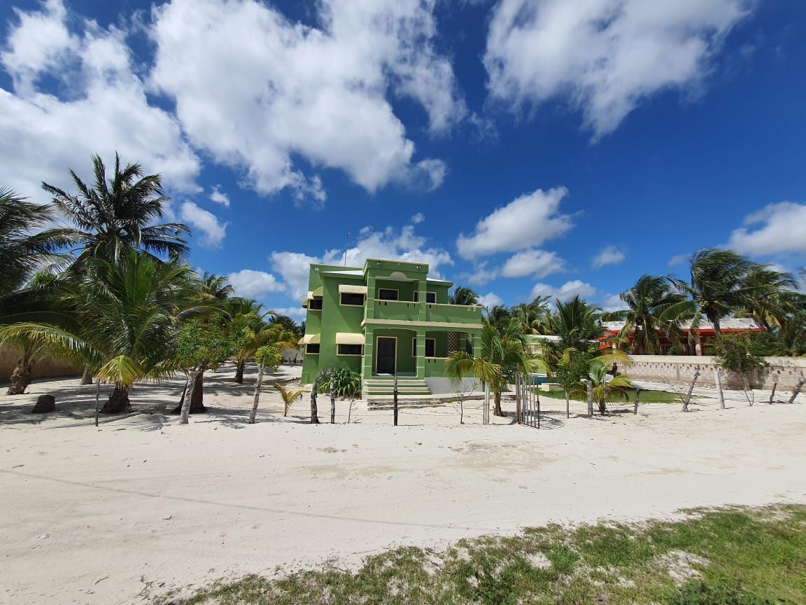 CASA CON GRAN TERRENO EN TELCHAC PUERTO, 3 HAB Y ALBERCA. A 1 CALLE DEL MAR