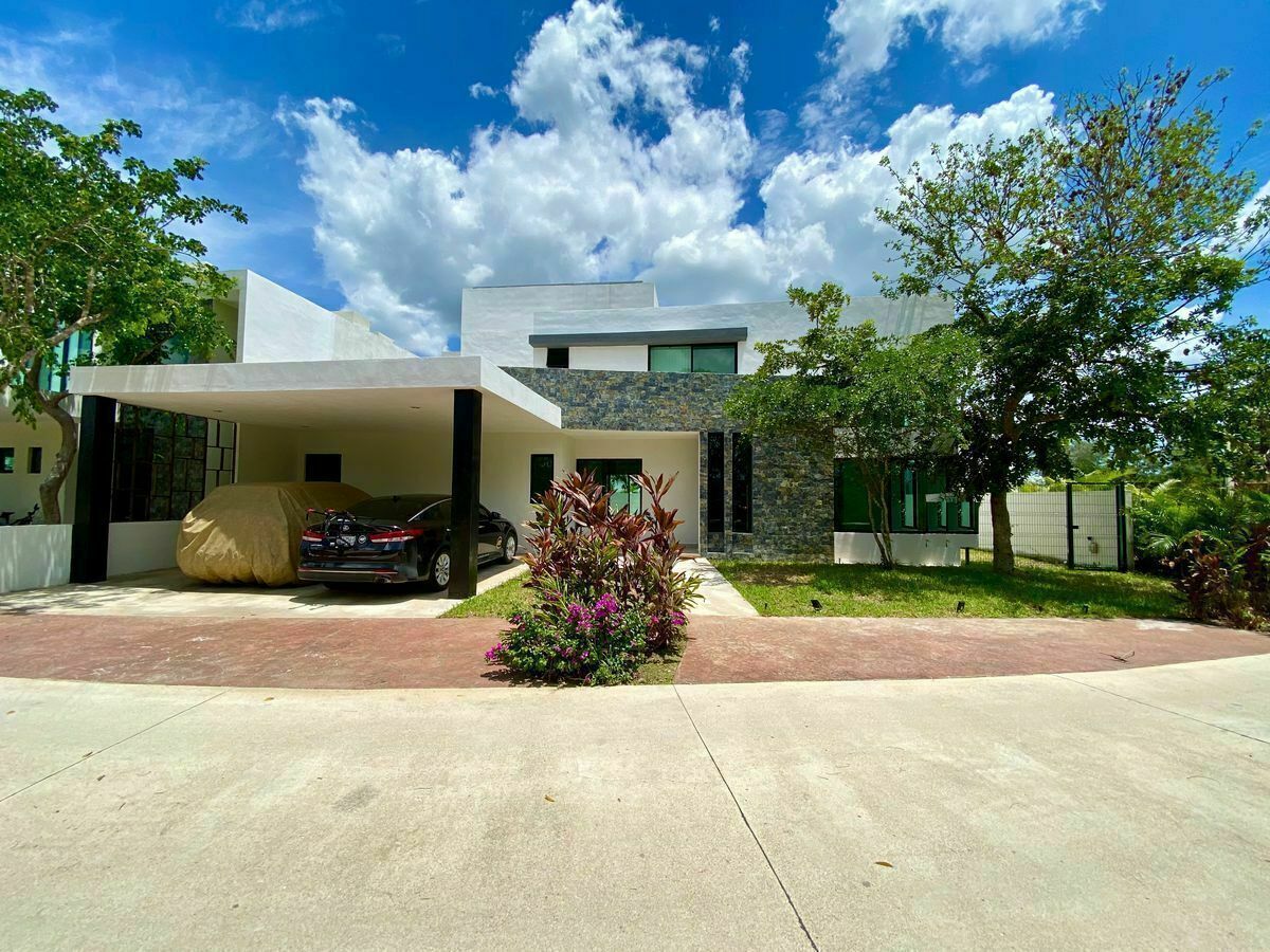 Casa en Venta en Privada con lago, 4 recámaras, Privada Altozano, Mérida.