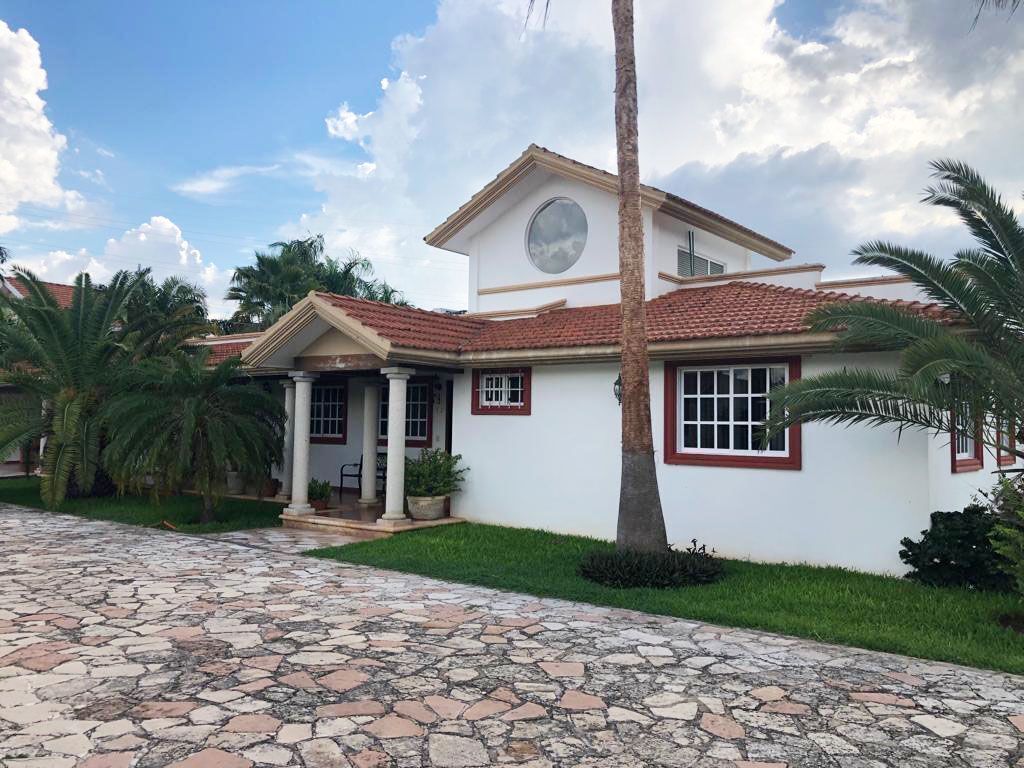Casa de estilo californiano, y una sola planta, en Villas Cholul