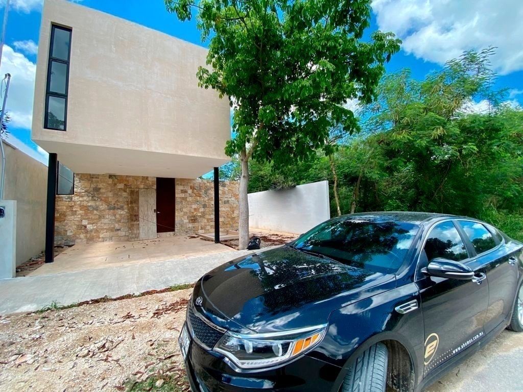 Residencia en venta en Cholul con increíble diseño, 3 habitaciones y alberca.