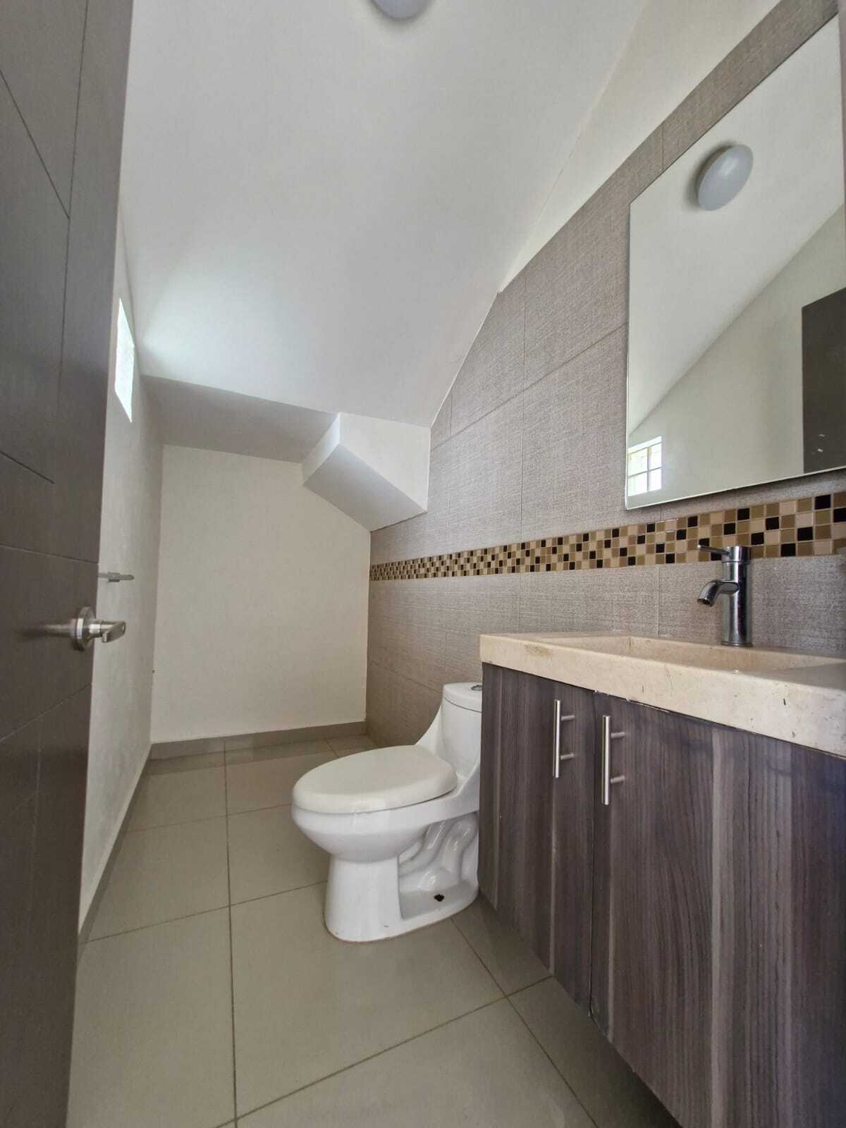 6 de 13: Medio baño