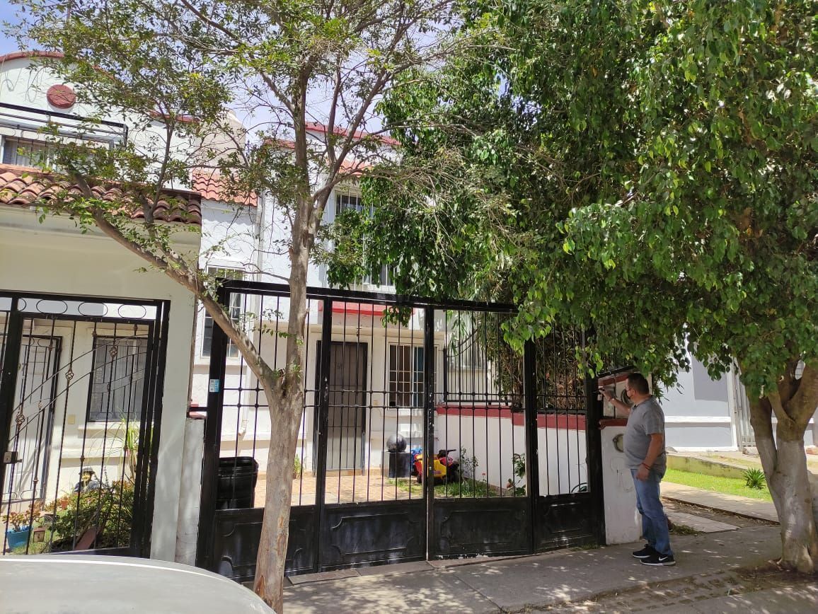 1 de 12: cochera con reja