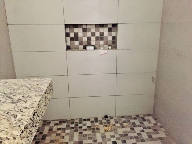 14 de 25: baño en planta baja , con acabados en granito