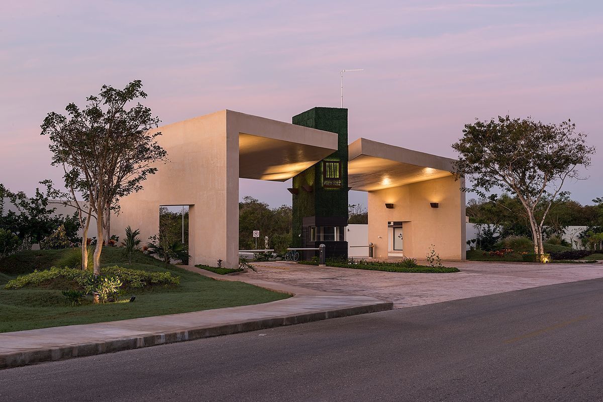 2 de 25: Pórtico de Acceso