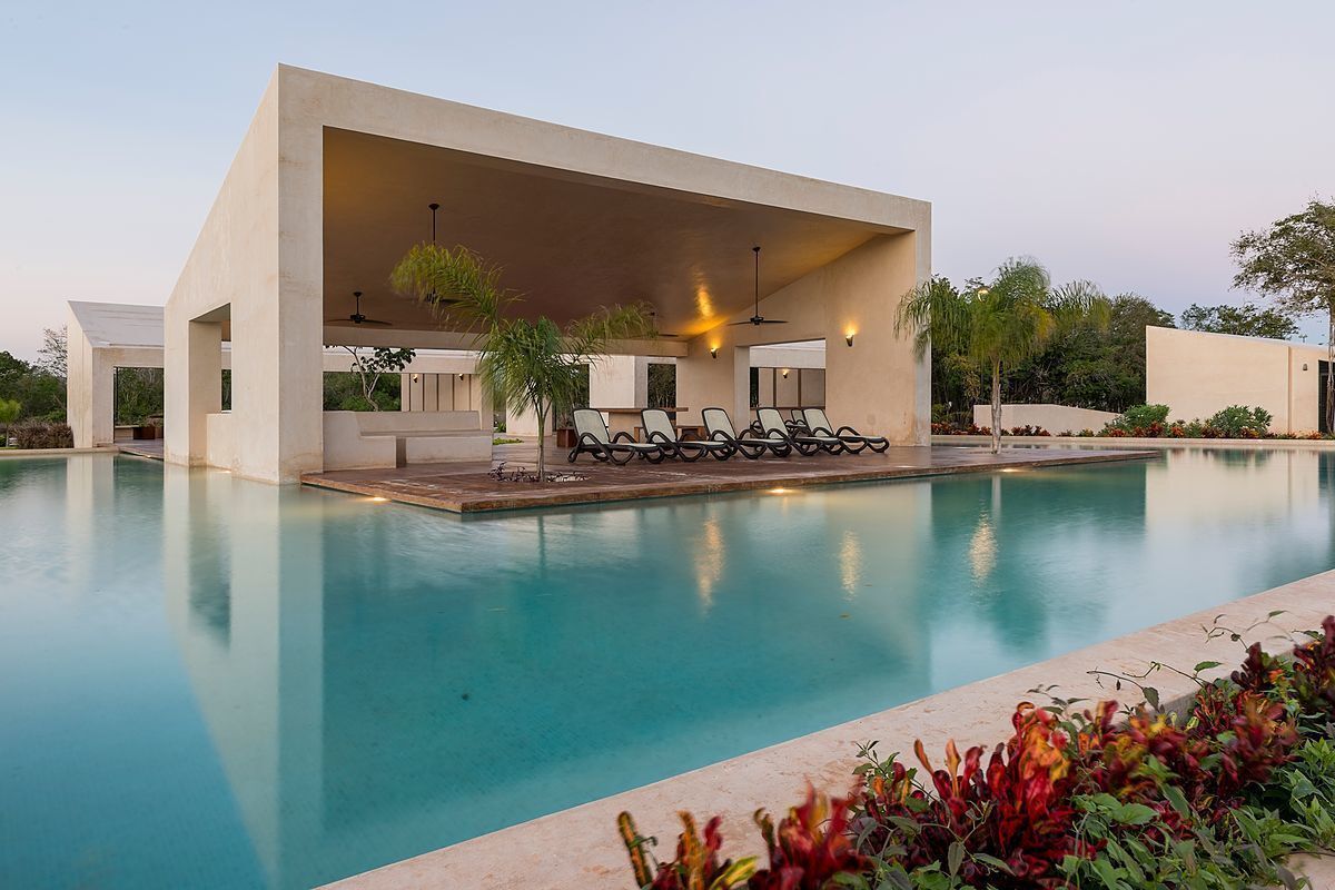 5 de 25: Piscina y Área de Amenidades Principal