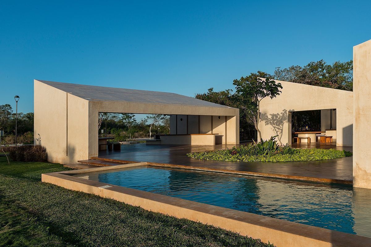 8 de 25: Piscina y Área de Amenidades Principal