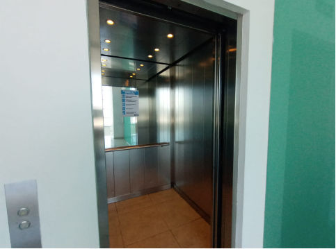 4 de 10: Rápido acceso al elevador junto a la oficina 