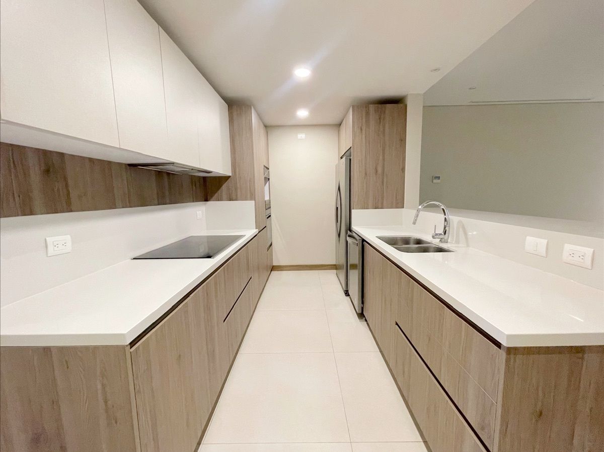 7 of 15: Cocina abierta y equipada 