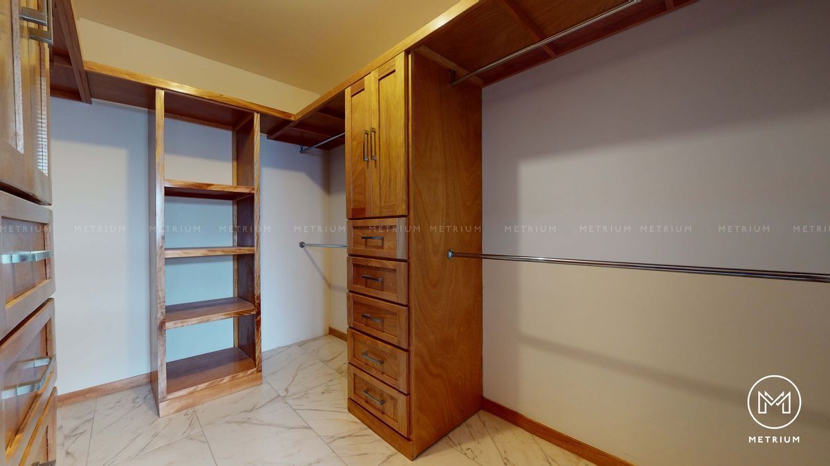11 de 19: Vestidor de recamara principal